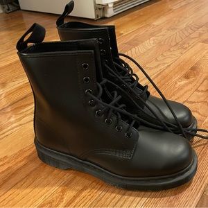 NWT Doc Martens boots mono smooth size women’s 7